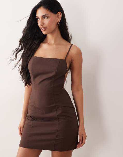 Vestido de sastre corto marrón chocolate de tirantes con espalda descubierta de mezcla de lino exclusivo de Kaiia - view 1
