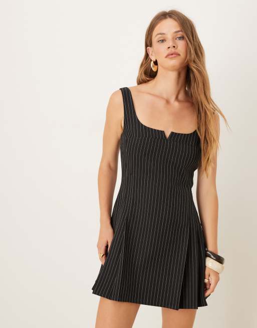 Vestido de sastre corto negro con raya diplomática y bajo de tablas de ASOS DESIGN, 2 de 4