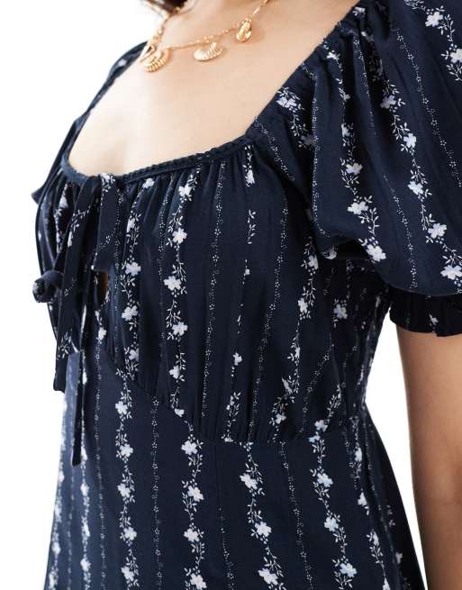 Vestido de tarde azul con vuelo y estampado rayas estilo tapiz de Miss Selfridge, 3 de 4