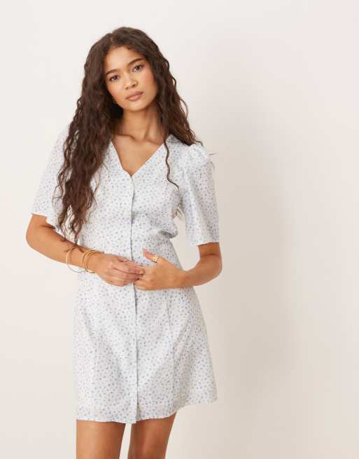 Vestido de tarde azul de manga corta con estampado de florecitas y botones de Glamorous 