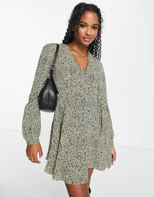 Vestido de tarde corto color mostaza con cuello de pico y estampado de florecitas negras de Glamorous Petite