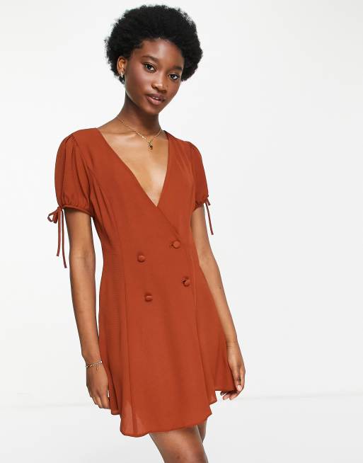 Vestido de tarde corto color óxido con doble botonadura de ASOS DESIGN