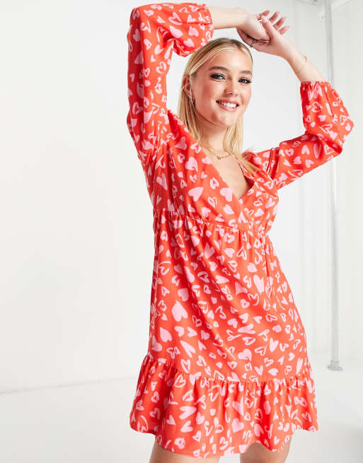 Vestido de tarde corto con estampado de corazones rosas y volantes en el bajo de Nobody's Child Petite