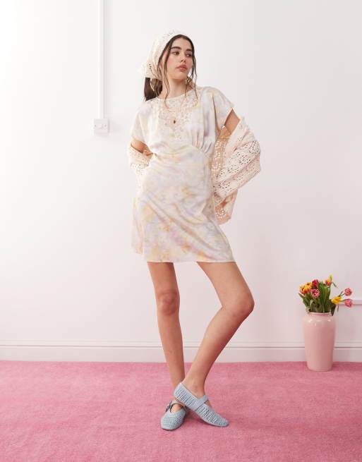 Vestido de tarde corto con estampado floral e inserto de encaje de Reclaimed Vintage