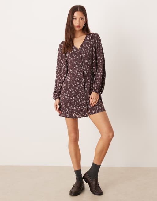 Vestido de tarde corto marrón de manga larga con estampado de florecitas y lazada delantera de Glamorous, 3 de 4
