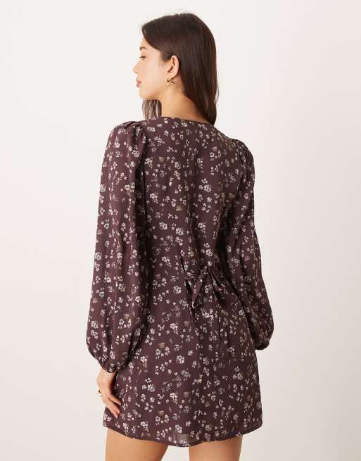 Vestido de tarde corto marrón de manga larga con estampado de florecitas y lazada delantera de Glamorous, 4 de 4