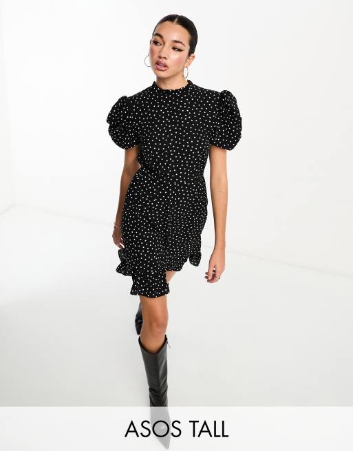 Vestido de tarde corto monocromático con estampado de lunares, mangas abullonadas y cuello de volantes de ASOS DESIGN Tall