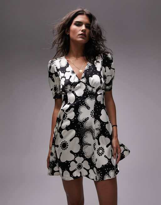 Vestido de tarde corto monocromático con estampado floral Bella de Topshop