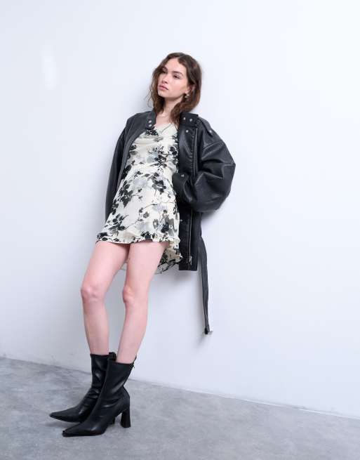 Vestido de tarde corto monocromático de manga larga con estampado floral y cuello desbocado de Topshop