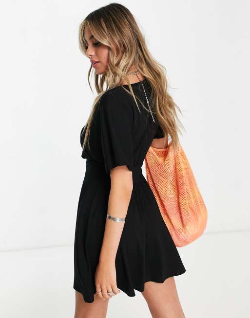 Vestido de tarde corto negro con botones y cintura ceñida de ASOS DESIGN, 2 de 4