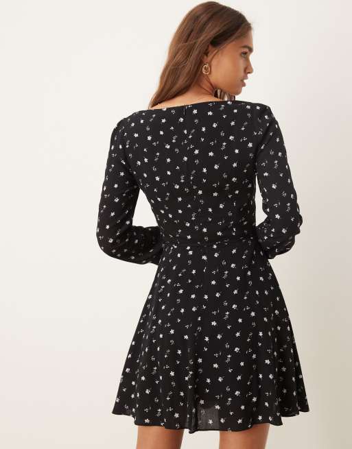 Vestido de tarde corto negro de manga larga con estampado de flores lilas de Glamorous, 2 de 4