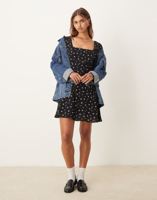 Vestido de tarde corto negro de manga larga con estampado de flores lilas de Glamorous, 3 de 4