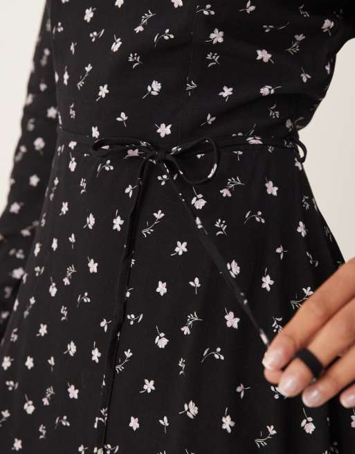 Vestido de tarde corto negro de manga larga con estampado de flores lilas de Glamorous, 4 de 4