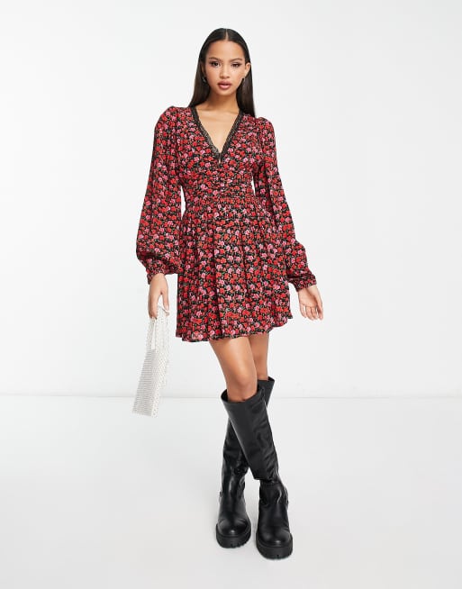 Vestido tarde corto rojo con diseño fruncido, estampado y ribete de encaje de Miss Selfridge |