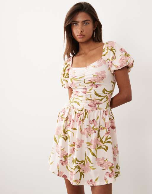 Vestido de tarde corto rosa con estampado floral y parte delantera fruncida de ASOS DESIGN, 2 de 4