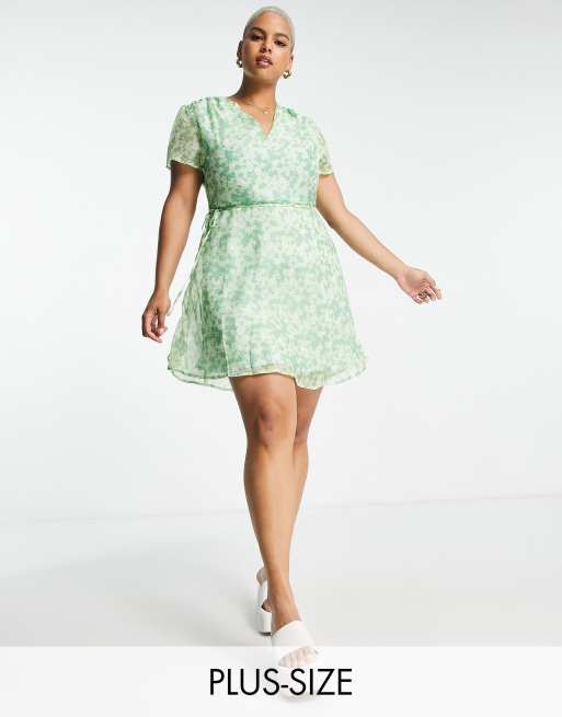 Vestido de tarde corto verde manzana cruzado de manga corta con estampado de florecitas de Glamorous Curve
