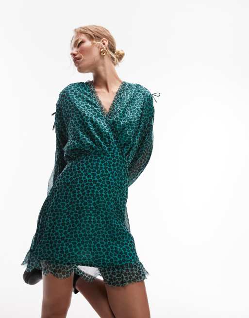Vestido de tarde corto verde y negro con volantes en el cuello, costuras sin rematar y estampado floral de Topshop