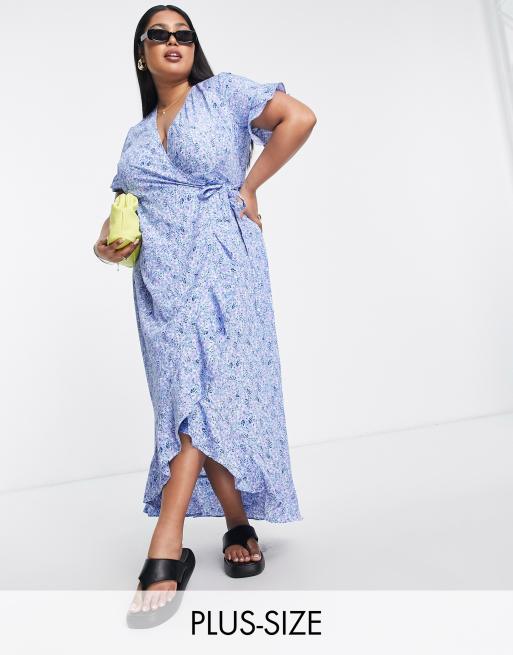 Vestido de tarde largo azul con estampado floral y diseño cruzado en la parte delantera de Vero Moda Curve