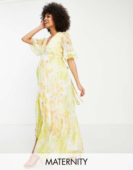 Vestido de tarde largo cruzado con estampado de flores amarillas de Hope & Ivy Maternity