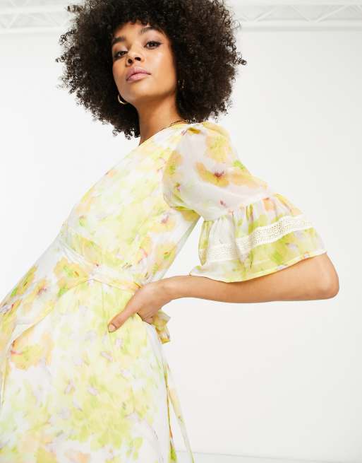 Vestido de tarde largo cruzado con estampado de flores amarillas de Hope & Ivy Maternity, 3 de 4