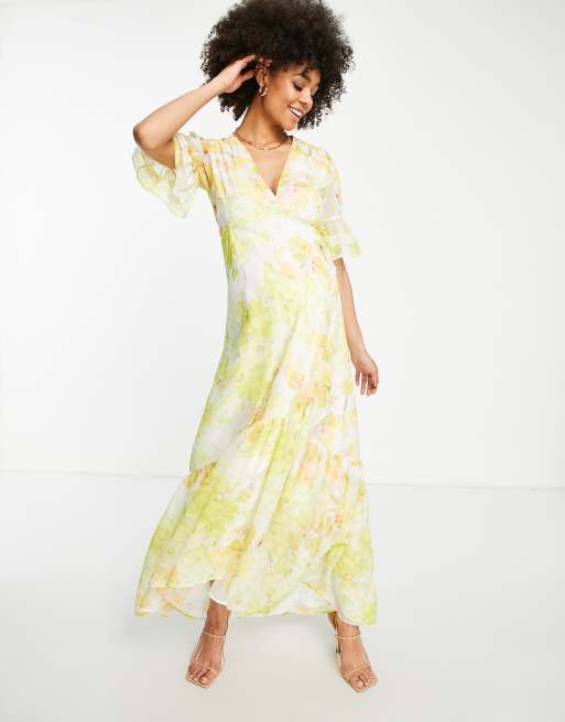 Vestido de tarde largo cruzado con estampado de flores amarillas de Hope & Ivy Maternity, 4 de 4