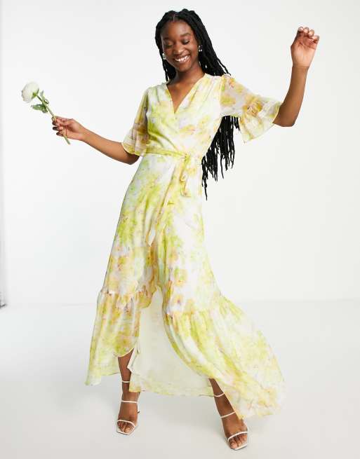 Vestido de tarde largo cruzado con estampado de flores amarillas de Hope & Ivy