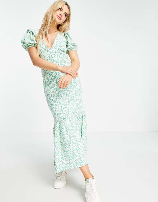 Vestido de tarde largo verde con estampado floral y volantes en las mangas de Fashion Union