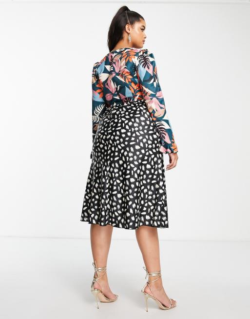 Vestido de tarde midi escotado con estampado estilo patchwork de flores y lunares de Little Mistress Plus, 2 de 4