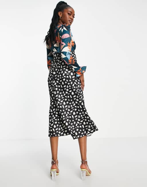 Vestido de tarde midi escotado con estampado estilo patchwork de flores y lunares de Little Mistress, 2 de 4