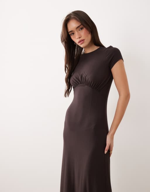 Vestido de tarde midi marrón chocolate con parte delantera fruncida de ASOS DESIGN, 2 de 4