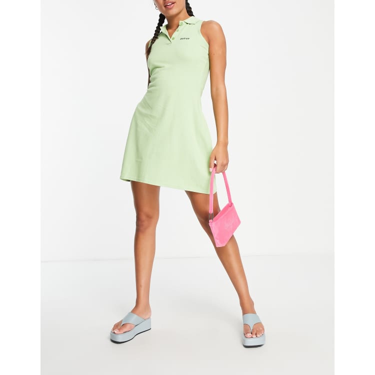 Vestido verde 2024 con tenis blancos