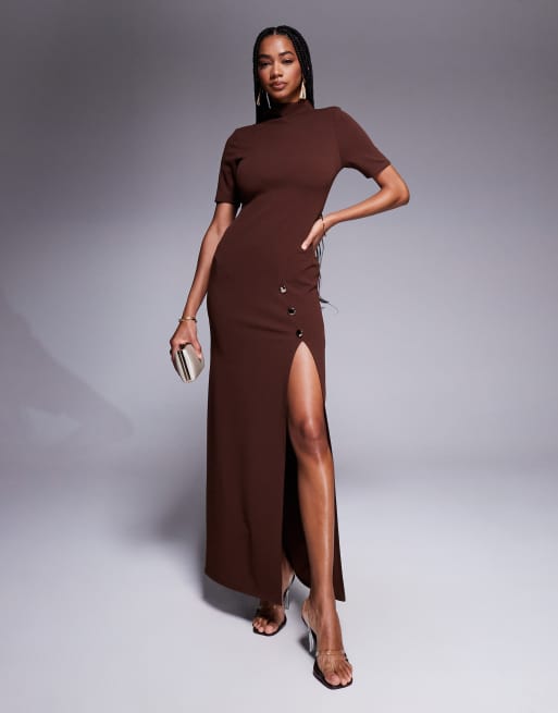 Vestido de tubo largo marrón de manga 3/4 con cuello alto, abertura y detalle de botones grandes dorados de ASOS DESIGN