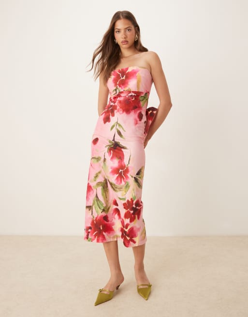 Vestido de tubo midi rosa con escote palabra de honor, estampado floral y lazo en la espalda de Hope & Ivy