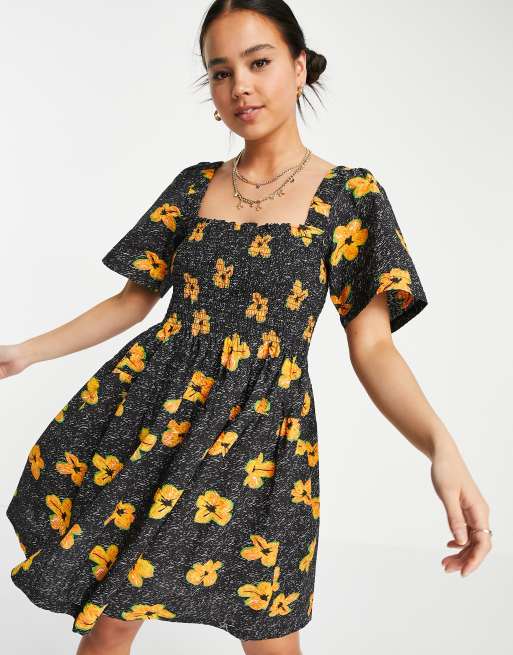 Vestido de verano corto negro fruncido con estampado floral de