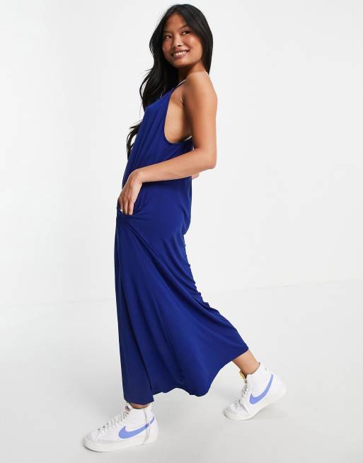 Vestido de verano midi azul marino de tirantes con escote plisado