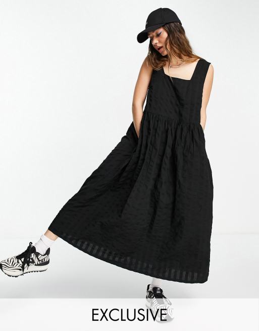 Vestido de verano midi negro estilo pichi de sirsaca de algodón orgánico de COLLUSION