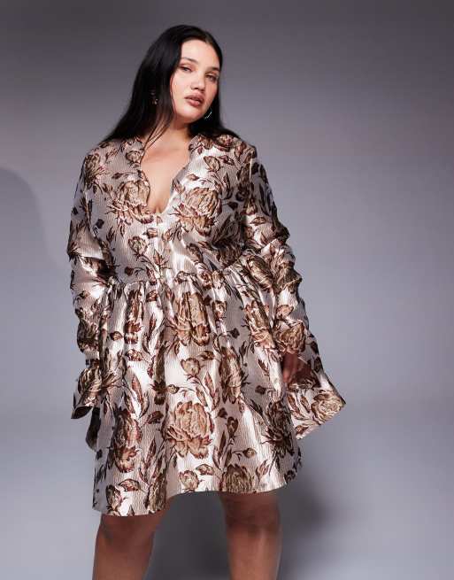Vestido dorado de corte skater con estampado de hojas y borde festoneado de jacquard de ASOS LUXE Curve