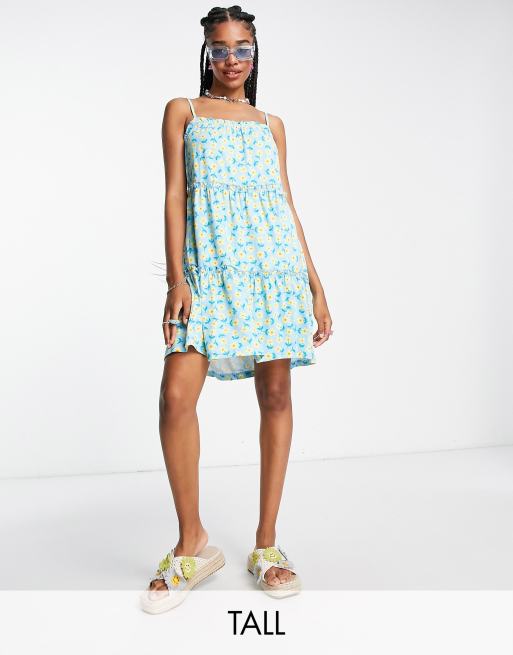 Vestido escalonado con estampado floral y vuelo de Urban Threads Tall