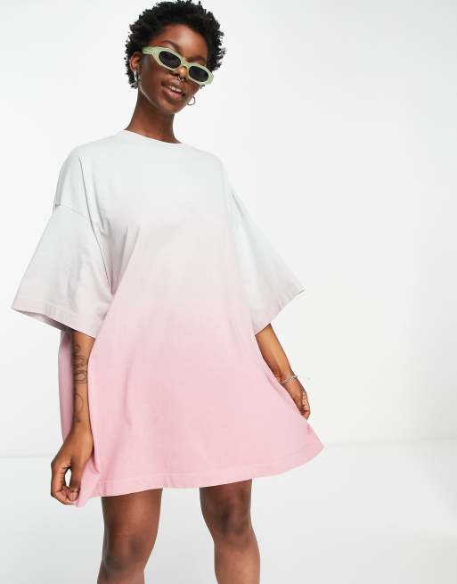 Vestido estilo camiseta con estampado rosa efecto teñido degradado de algodón orgánico Huge de Weekday, 4 de 4