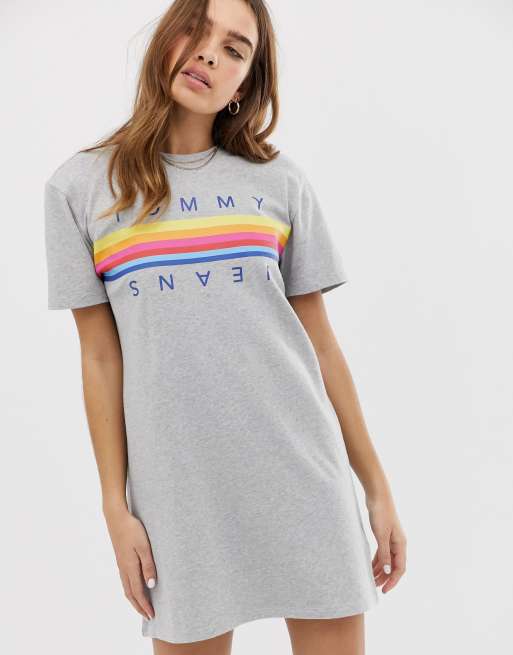Vestido estilo camiseta con logo de texto arcoíris de Tommy Jeans