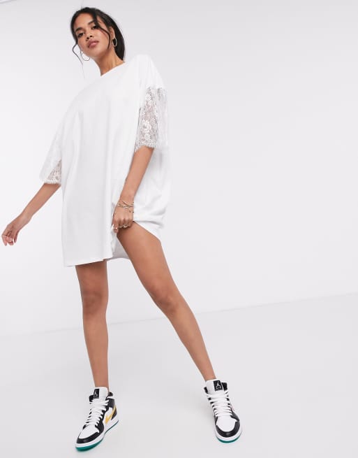 Vestido estilo camiseta extragrande con mangas de encaje en blanco de ASOS DESIGN, 4 de 4