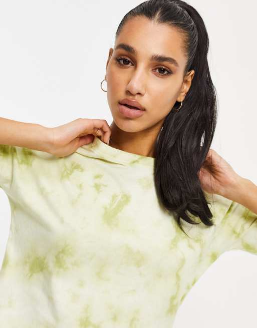 Vestido estilo camiseta extragrande de color verde salvia efecto tie dye de In The Style, 3 de 4