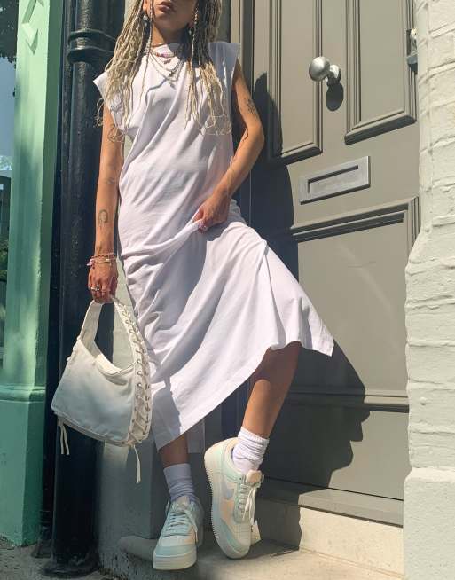 Vestido estilo camiseta midi de algodón con abertura trasera en blanco Lia de Weekday - WHITE