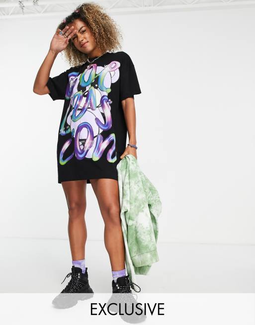 Vestido estilo camiseta negro extragrande con estampado de oso de COLLUSION 