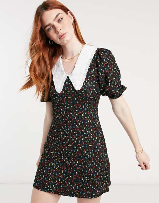 Vestido evas con cuello tipo babero y estampado floral de Miss Selfridge