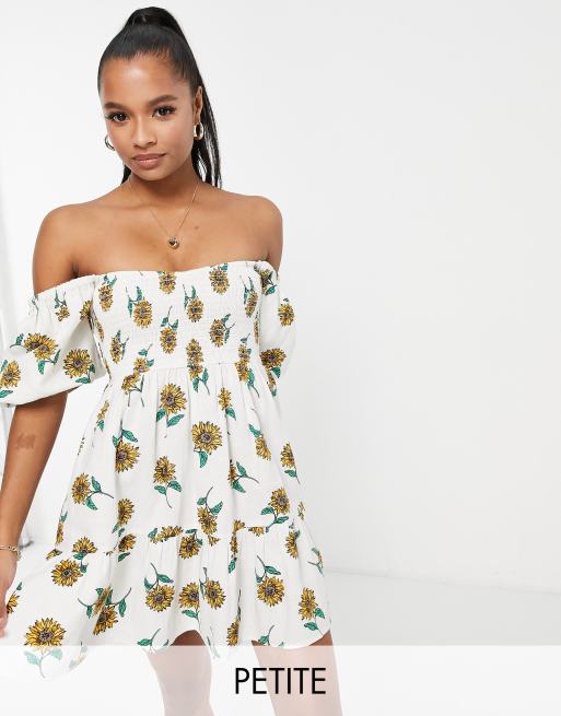 Vestido evasé corto color marfil fruncido con estampado de girasoles de tejido efecto lino de Miss Selfridge Petite
