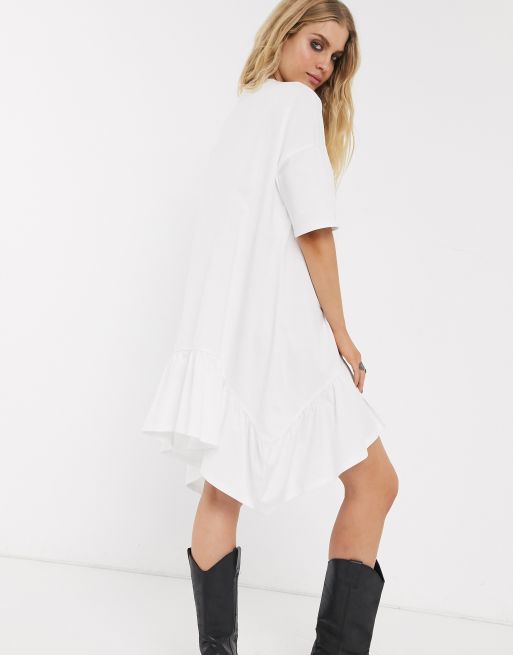 Vestido extragrande y amplio con bajo asimétrico escalonado en blanco de ASOS DESIGN, 2 de 4