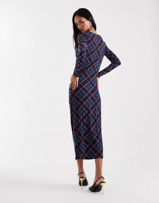 Vestido largo a cuadros burdeos y azules con lateral fruncido y parte delantera drapeada de Vero Moda, 3 de 4
