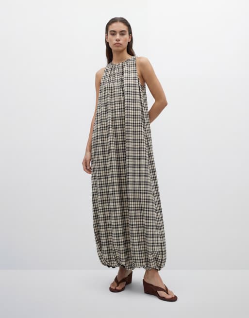 Vestido largo a cuadros monocromáticos con cuello halter y bajo abullonado de ASOS DESIGN, 8 de 11