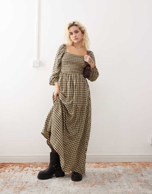 Vestido largo a cuadros negros y beis fruncido de Daisy Street